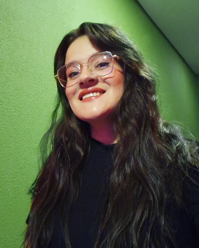 Bruna, intérprete de Libras